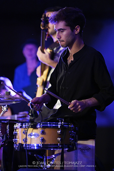 Erik Truffaz & Antonio Lizana “New Sketches of Spain” (Jazz en Tech 2026 / Place de la République, 2026-08-05 / Céret -France-) [01] Por Joan Cortès [INSTANTZZ AKA Galería fotográfica AKA Fotoblog de jazz, impro… y algo más] - Tomajazz - Erik Truffaz & Antonio Lizana “New Sketches of Spain” actuaron en Jazz en Tech 2026 en Céret, Francia, el 5 de agosto de 2026. Joan Cortès lo retrata en INSTANTZZ. Con Erik Truffaz, Antonio Lizana, Renaud Gabriel Pilon, Pau Figueres, Sara Sánchez, Arin Keshishi, Manuel de la Torre, Vincent Thomas