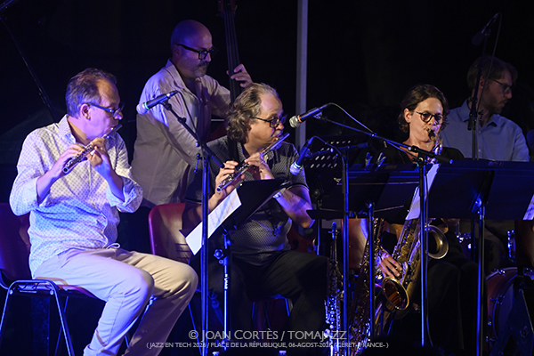 Dal Sasso Big Band “Africa Brass revisited” (Jazz en Tech / Place de la République, 2026-08-06 / Céret -France-) [02] Por Joan Cortès [INSTANTZZ AKA Galería fotográfica AKA Fotoblog de jazz, impro… y algo más] - Tomajazz - Dal Sasso Big Band “Africa Brass revisited” actuó en Jazz en Tech, Ceret, Francia, el 6 de agosto de 2026. Joan Cortès lo retrata en INSTANTZZ. Actuaron Christophe Dal Sasso, David El-Malek, Sophie Alour, Stéphane Guillaume, Thomas Savy, Nicolas Folmer, Christian Martínez, Jerry Edwards, Denis Leloup, Pierre de Bethmann, Manuel Marchès, Karl Jannuska