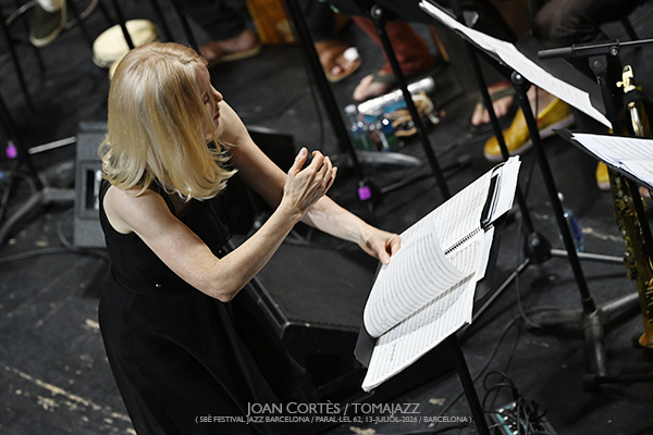 Maria Schneider & Clasijazz Big Band con Antonio Lizana (58è Festival Jazz Barcelona / Paral•lel 62, 2026-07-13 / Barcelona) Por Joan Cortès [INSTANTZZ AKA Galería fotográfica AKA Fotoblog de jazz, impro… y algo más] - Tomajazz - Maria Schneider & Clasijazz Big Band con Antonio Lizana actuaron en el 58è Festival Jazz Barcelona 2026, en Paral•lel 62, el 13 de julio de 2026. Joan Cortès lo retrata en INSTANTZZ. Actuaron Maria Schneider, Antonio Lizana, Philippe Thuriot, Joan Mar Sauqué, Bruno Calvo, Pep Garau, Voro García, Julián Sánchez, Tomeu García, Vicent Pérez, Pedro Pastor, José Diego Sarabia, Irene Reig, Enrique Oliver, Tete Leal, Pedro Cortejosa, Francisco Latino Blanco, Dahoud Salim, Pablo Mazuecos, Jaume Llombart, Bori Albero, Andreu Pitarch, Carlos Cortés, Vincent Thomas