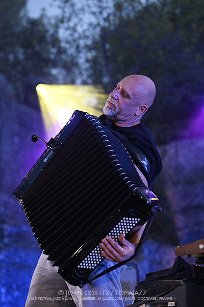 Léon Phal 5t / Motion Trio / GiGiGi (33 Festival Jazz à Junas, 2026-07-24 / Junas -France-) [03] Por Joan Cortès [INSTANTZZ AKA Galería fotográfica AKA Fotoblog de jazz, impro… y algo más] - Tomajazz - Léon Phal 5t / Motion Trio / GiGiGi actuaron en el 33 Festival Jazz à Junas. Joan Cortès lo retrata en INSTANTZZ. Con Anna Bouchet, Teresa Bertoni, Matteo Stefani, Janusz Wojtarowicz, Paweł Baranek, Marcin Gałażyn, Léon Phal, Zacharie Ksyk, Gauthier Toux, Arthur Alard, Rémi Bouyssière