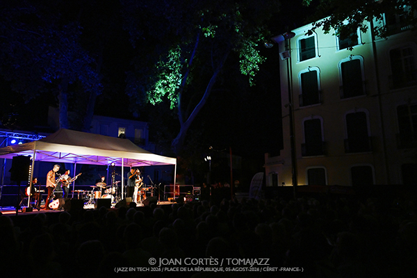 Erik Truffaz & Antonio Lizana “New Sketches of Spain” (Jazz en Tech 2026 / Place de la République, 2026-08-05 / Céret -France-) [01] Por Joan Cortès [INSTANTZZ AKA Galería fotográfica AKA Fotoblog de jazz, impro… y algo más] - Tomajazz - Erik Truffaz & Antonio Lizana “New Sketches of Spain” actuaron en Jazz en Tech 2026 en Céret, Francia, el 5 de agosto de 2026. Joan Cortès lo retrata en INSTANTZZ. Con Erik Truffaz, Antonio Lizana, Renaud Gabriel Pilon, Pau Figueres, Sara Sánchez, Arin Keshishi, Manuel de la Torre, Vincent Thomas