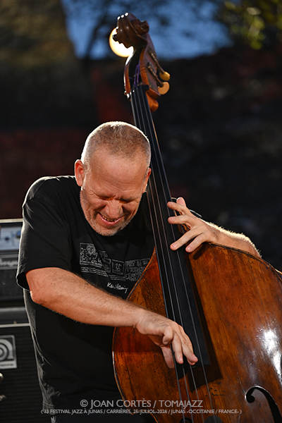 Avishai Cohen Trio / Pink Freud (33 Festival Jazz à Junas, 2026-07-25 / Junas -France-) [05] Por Joan Cortès [INSTANTZZ AKA Galería fotográfica AKA Fotoblog de jazz, impro… y algo más] - Tomajazz - Avishai Cohen Trio y Pink Freud actuaron en el 33 Festival Jazz à Junas 2026. Joan Cortès lo retrata en INSTANTZZ. Con Avishai Cohen, Itay Simhovich, Jeff Ballard, Wojtek Mazolewski, Karol Wieczorek, Adam Milwiw-Baron, Wojtek Zieliński