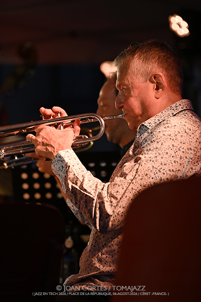 Dal Sasso Big Band “Africa Brass revisited” (Jazz en Tech / Place de la République, 2026-08-06 / Céret -France-) [02] Por Joan Cortès [INSTANTZZ AKA Galería fotográfica AKA Fotoblog de jazz, impro… y algo más] - Tomajazz - Dal Sasso Big Band “Africa Brass revisited” actuó en Jazz en Tech, Ceret, Francia, el 6 de agosto de 2026. Joan Cortès lo retrata en INSTANTZZ. Actuaron Christophe Dal Sasso, David El-Malek, Sophie Alour, Stéphane Guillaume, Thomas Savy, Nicolas Folmer, Christian Martínez, Jerry Edwards, Denis Leloup, Pierre de Bethmann, Manuel Marchès, Karl Jannuska
