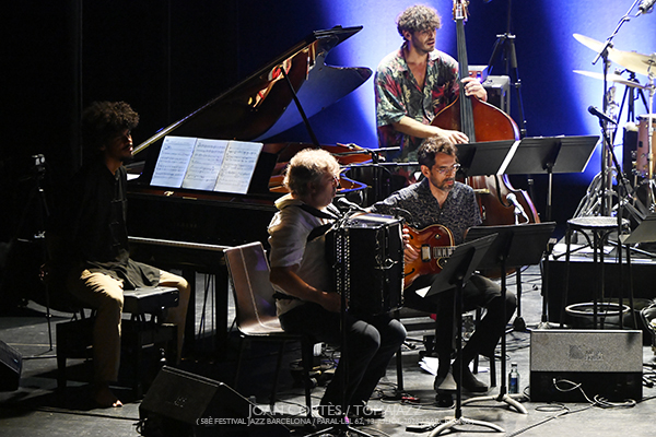 Maria Schneider & Clasijazz Big Band con Antonio Lizana (58è Festival Jazz Barcelona / Paral•lel 62, 2026-07-13 / Barcelona) Por Joan Cortès [INSTANTZZ AKA Galería fotográfica AKA Fotoblog de jazz, impro… y algo más] - Tomajazz - Maria Schneider & Clasijazz Big Band con Antonio Lizana actuaron en el 58è Festival Jazz Barcelona 2026, en Paral•lel 62, el 13 de julio de 2026. Joan Cortès lo retrata en INSTANTZZ. Actuaron Maria Schneider, Antonio Lizana, Philippe Thuriot, Joan Mar Sauqué, Bruno Calvo, Pep Garau, Voro García, Julián Sánchez, Tomeu García, Vicent Pérez, Pedro Pastor, José Diego Sarabia, Irene Reig, Enrique Oliver, Tete Leal, Pedro Cortejosa, Francisco Latino Blanco, Dahoud Salim, Pablo Mazuecos, Jaume Llombart, Bori Albero, Andreu Pitarch, Carlos Cortés, Vincent Thomas