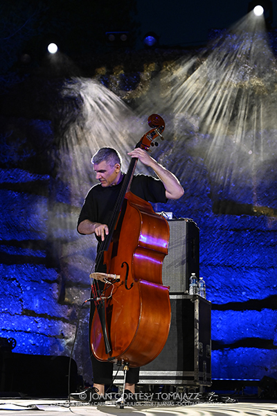 Marion Rampal / Marcin Wasilewski Trio / Prima Canta (33 Festival Jazz à Junas, 2026-07-22 / Junas -Francia-) [01] Por Joan Cortès [INSTANTZZ AKA Galería fotográfica AKA Fotoblog de jazz, impro… y algo más] - Tomajazz - Marion Rampal / Marcin Wasilewski Trio / Prima Canta actuaron en la primera jornada del 33 Festival Jazz à Junas 2026. Joan Cortès lo retrata en INSTANTZZ