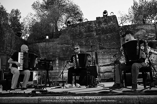 33ème Festival Jazz à Junas 2026 -resumen- [y 6] Por Joan Cortès [INSTANTZZ AKA Galería fotográfica AKA Fotoblog de jazz, impro… y algo más] - Tomajazz - Joan Cortès repasa en imágenes el 33 Festival Jazz à Junas 2026, que tuvo lugar en la localidad Francesa en el mes de julio de 2026