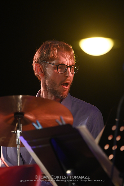 Dal Sasso Big Band “Africa Brass revisited” (Jazz en Tech / Place de la République, 2026-08-06 / Céret -France-) [02] Por Joan Cortès [INSTANTZZ AKA Galería fotográfica AKA Fotoblog de jazz, impro… y algo más] - Tomajazz - Dal Sasso Big Band “Africa Brass revisited” actuó en Jazz en Tech, Ceret, Francia, el 6 de agosto de 2026. Joan Cortès lo retrata en INSTANTZZ. Actuaron Christophe Dal Sasso, David El-Malek, Sophie Alour, Stéphane Guillaume, Thomas Savy, Nicolas Folmer, Christian Martínez, Jerry Edwards, Denis Leloup, Pierre de Bethmann, Manuel Marchès, Karl Jannuska