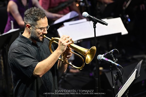 Maria Schneider & Clasijazz Big Band con Antonio Lizana (58è Festival Jazz Barcelona / Paral•lel 62, 2026-07-13 / Barcelona) Por Joan Cortès [INSTANTZZ AKA Galería fotográfica AKA Fotoblog de jazz, impro… y algo más] - Tomajazz - Maria Schneider & Clasijazz Big Band con Antonio Lizana actuaron en el 58è Festival Jazz Barcelona 2026, en Paral•lel 62, el 13 de julio de 2026. Joan Cortès lo retrata en INSTANTZZ. Actuaron Maria Schneider, Antonio Lizana, Philippe Thuriot, Joan Mar Sauqué, Bruno Calvo, Pep Garau, Voro García, Julián Sánchez, Tomeu García, Vicent Pérez, Pedro Pastor, José Diego Sarabia, Irene Reig, Enrique Oliver, Tete Leal, Pedro Cortejosa, Francisco Latino Blanco, Dahoud Salim, Pablo Mazuecos, Jaume Llombart, Bori Albero, Andreu Pitarch, Carlos Cortés, Vincent Thomas