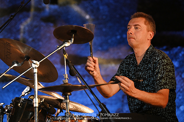 Marion Rampal / Marcin Wasilewski Trio / Prima Canta (33 Festival Jazz à Junas, 2026-07-22 / Junas -Francia-) [01] Por Joan Cortès [INSTANTZZ AKA Galería fotográfica AKA Fotoblog de jazz, impro… y algo más] - Tomajazz - Marion Rampal / Marcin Wasilewski Trio / Prima Canta actuaron en la primera jornada del 33 Festival Jazz à Junas 2026. Joan Cortès lo retrata en INSTANTZZ