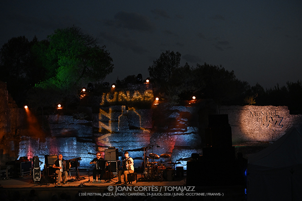 Léon Phal 5t / Motion Trio / GiGiGi (33 Festival Jazz à Junas, 2026-07-24 / Junas -France-) [03] Por Joan Cortès [INSTANTZZ AKA Galería fotográfica AKA Fotoblog de jazz, impro… y algo más] - Tomajazz - Léon Phal 5t / Motion Trio / GiGiGi actuaron en el 33 Festival Jazz à Junas. Joan Cortès lo retrata en INSTANTZZ. Con Anna Bouchet, Teresa Bertoni, Matteo Stefani, Janusz Wojtarowicz, Paweł Baranek, Marcin Gałażyn, Léon Phal, Zacharie Ksyk, Gauthier Toux, Arthur Alard, Rémi Bouyssière