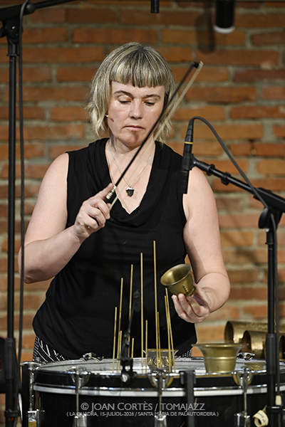 Núria Andorrà & Fred Frith (La Quadra, 2026-07-15 / Santa Maria Palautordera -Barcelona-) Por Joan Cortès [INSTANTZZ AKA Galería fotográfica AKA Fotoblog de jazz, impro… y algo más] - Tomajazz - Núria Andorrà & Fred Frith realizaron una sesión de grabación en La Quadra, Santa Maria Palautordera -Barcelona-, el 15 de julio de 2026. Joan Cortès lo retrata en INSTANTZZ