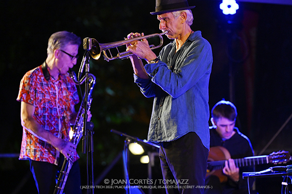 Erik Truffaz & Antonio Lizana “New Sketches of Spain” (Jazz en Tech 2026 / Place de la République, 2026-08-05 / Céret -France-) [01] Por Joan Cortès [INSTANTZZ AKA Galería fotográfica AKA Fotoblog de jazz, impro… y algo más] - Tomajazz - Erik Truffaz & Antonio Lizana “New Sketches of Spain” actuaron en Jazz en Tech 2026 en Céret, Francia, el 5 de agosto de 2026. Joan Cortès lo retrata en INSTANTZZ. Con Erik Truffaz, Antonio Lizana, Renaud Gabriel Pilon, Pau Figueres, Sara Sánchez, Arin Keshishi, Manuel de la Torre, Vincent Thomas