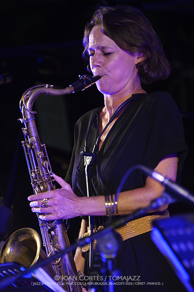 Dal Sasso Big Band “Africa Brass revisited” (Jazz en Tech / Place de la République, 2026-08-06 / Céret -France-) [02] Por Joan Cortès [INSTANTZZ AKA Galería fotográfica AKA Fotoblog de jazz, impro… y algo más] - Tomajazz - Dal Sasso Big Band “Africa Brass revisited” actuó en Jazz en Tech, Ceret, Francia, el 6 de agosto de 2026. Joan Cortès lo retrata en INSTANTZZ. Actuaron Christophe Dal Sasso, David El-Malek, Sophie Alour, Stéphane Guillaume, Thomas Savy, Nicolas Folmer, Christian Martínez, Jerry Edwards, Denis Leloup, Pierre de Bethmann, Manuel Marchès, Karl Jannuska