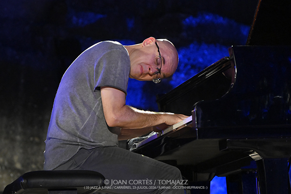 Marion Rampal / Marcin Wasilewski Trio / Prima Canta (33 Festival Jazz à Junas, 2026-07-22 / Junas -Francia-) [01] Por Joan Cortès [INSTANTZZ AKA Galería fotográfica AKA Fotoblog de jazz, impro… y algo más] - Tomajazz - Marion Rampal / Marcin Wasilewski Trio / Prima Canta actuaron en la primera jornada del 33 Festival Jazz à Junas 2026. Joan Cortès lo retrata en INSTANTZZ
