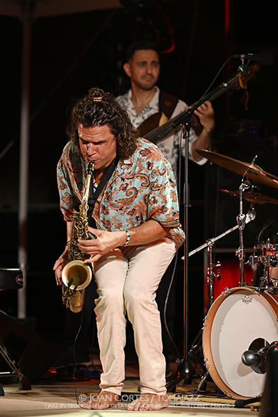 Erik Truffaz & Antonio Lizana “New Sketches of Spain” (Jazz en Tech 2026 / Place de la République, 2026-08-05 / Céret -France-) [01] Por Joan Cortès [INSTANTZZ AKA Galería fotográfica AKA Fotoblog de jazz, impro… y algo más] - Tomajazz - Erik Truffaz & Antonio Lizana “New Sketches of Spain” actuaron en Jazz en Tech 2026 en Céret, Francia, el 5 de agosto de 2026. Joan Cortès lo retrata en INSTANTZZ. Con Erik Truffaz, Antonio Lizana, Renaud Gabriel Pilon, Pau Figueres, Sara Sánchez, Arin Keshishi, Manuel de la Torre, Vincent Thomas