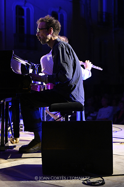 Dal Sasso Big Band “Africa Brass revisited” (Jazz en Tech / Place de la République, 2026-08-06 / Céret -France-) [02] Por Joan Cortès [INSTANTZZ AKA Galería fotográfica AKA Fotoblog de jazz, impro… y algo más] - Tomajazz - Dal Sasso Big Band “Africa Brass revisited” actuó en Jazz en Tech, Ceret, Francia, el 6 de agosto de 2026. Joan Cortès lo retrata en INSTANTZZ. Actuaron Christophe Dal Sasso, David El-Malek, Sophie Alour, Stéphane Guillaume, Thomas Savy, Nicolas Folmer, Christian Martínez, Jerry Edwards, Denis Leloup, Pierre de Bethmann, Manuel Marchès, Karl Jannuska