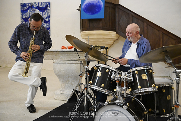 Daniel Humair & Vincenr Lê Quang / Virage-Ravage (33 Festival Jazz à Junas, 2026-07-25 / Junas -France-) [04] Por Joan Cortès [INSTANTZZ AKA Galería fotográfica AKA Fotoblog de jazz, impro… y algo más] - Tomajazz - Daniel Humair (de quien se presentó su biografía) con Vincenr Lê Quang y Virage-Ravage fueron protagonistas en la jornada del 25 de julio del 33 Festival Jazz à Junas 2026. Joan Cortès lo fotografía en INSTANTZZ
