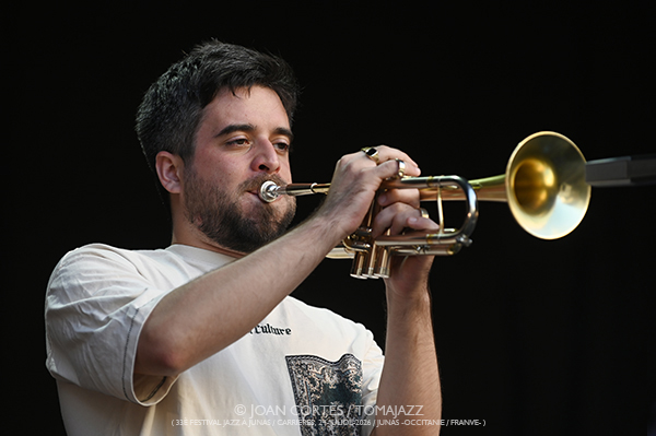 Léon Phal 5t / Motion Trio / GiGiGi (33 Festival Jazz à Junas, 2026-07-24 / Junas -France-) [03] Por Joan Cortès [INSTANTZZ AKA Galería fotográfica AKA Fotoblog de jazz, impro… y algo más] - Tomajazz - Léon Phal 5t / Motion Trio / GiGiGi actuaron en el 33 Festival Jazz à Junas. Joan Cortès lo retrata en INSTANTZZ. Con Anna Bouchet, Teresa Bertoni, Matteo Stefani, Janusz Wojtarowicz, Paweł Baranek, Marcin Gałażyn, Léon Phal, Zacharie Ksyk, Gauthier Toux, Arthur Alard, Rémi Bouyssière