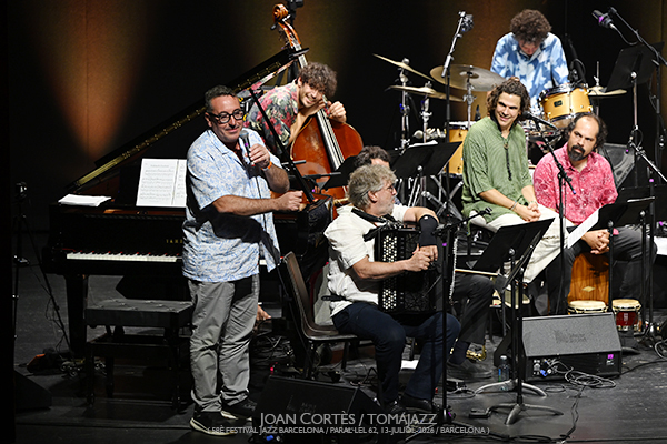 Maria Schneider & Clasijazz Big Band con Antonio Lizana (58è Festival Jazz Barcelona / Paral•lel 62, 2026-07-13 / Barcelona) Por Joan Cortès [INSTANTZZ AKA Galería fotográfica AKA Fotoblog de jazz, impro… y algo más] - Tomajazz - Maria Schneider & Clasijazz Big Band con Antonio Lizana actuaron en el 58è Festival Jazz Barcelona 2026, en Paral•lel 62, el 13 de julio de 2026. Joan Cortès lo retrata en INSTANTZZ. Actuaron Maria Schneider, Antonio Lizana, Philippe Thuriot, Joan Mar Sauqué, Bruno Calvo, Pep Garau, Voro García, Julián Sánchez, Tomeu García, Vicent Pérez, Pedro Pastor, José Diego Sarabia, Irene Reig, Enrique Oliver, Tete Leal, Pedro Cortejosa, Francisco Latino Blanco, Dahoud Salim, Pablo Mazuecos, Jaume Llombart, Bori Albero, Andreu Pitarch, Carlos Cortés, Vincent Thomas