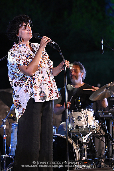 Marion Rampal / Marcin Wasilewski Trio / Prima Canta (33 Festival Jazz à Junas, 2026-07-22 / Junas -Francia-) [01] Por Joan Cortès [INSTANTZZ AKA Galería fotográfica AKA Fotoblog de jazz, impro… y algo más] - Tomajazz - Marion Rampal / Marcin Wasilewski Trio / Prima Canta actuaron en la primera jornada del 33 Festival Jazz à Junas 2026. Joan Cortès lo retrata en INSTANTZZ