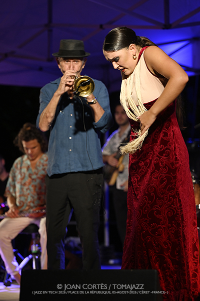 Erik Truffaz & Antonio Lizana “New Sketches of Spain” (Jazz en Tech 2026 / Place de la République, 2026-08-05 / Céret -France-) [01] Por Joan Cortès [INSTANTZZ AKA Galería fotográfica AKA Fotoblog de jazz, impro… y algo más] - Tomajazz - Erik Truffaz & Antonio Lizana “New Sketches of Spain” actuaron en Jazz en Tech 2026 en Céret, Francia, el 5 de agosto de 2026. Joan Cortès lo retrata en INSTANTZZ. Con Erik Truffaz, Antonio Lizana, Renaud Gabriel Pilon, Pau Figueres, Sara Sánchez, Arin Keshishi, Manuel de la Torre, Vincent Thomas