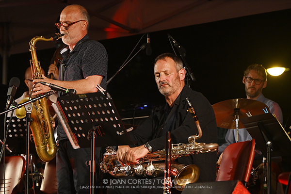 Dal Sasso Big Band “Africa Brass revisited” (Jazz en Tech / Place de la République, 2026-08-06 / Céret -France-) [02] Por Joan Cortès [INSTANTZZ AKA Galería fotográfica AKA Fotoblog de jazz, impro… y algo más] - Tomajazz - Dal Sasso Big Band “Africa Brass revisited” actuó en Jazz en Tech, Ceret, Francia, el 6 de agosto de 2026. Joan Cortès lo retrata en INSTANTZZ. Actuaron Christophe Dal Sasso, David El-Malek, Sophie Alour, Stéphane Guillaume, Thomas Savy, Nicolas Folmer, Christian Martínez, Jerry Edwards, Denis Leloup, Pierre de Bethmann, Manuel Marchès, Karl Jannuska