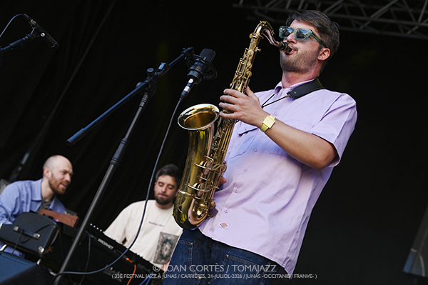 Léon Phal 5t / Motion Trio / GiGiGi (33 Festival Jazz à Junas, 2026-07-24 / Junas -France-) [03] Por Joan Cortès [INSTANTZZ AKA Galería fotográfica AKA Fotoblog de jazz, impro… y algo más] - Tomajazz - Léon Phal 5t / Motion Trio / GiGiGi actuaron en el 33 Festival Jazz à Junas. Joan Cortès lo retrata en INSTANTZZ. Con Anna Bouchet, Teresa Bertoni, Matteo Stefani, Janusz Wojtarowicz, Paweł Baranek, Marcin Gałażyn, Léon Phal, Zacharie Ksyk, Gauthier Toux, Arthur Alard, Rémi Bouyssière