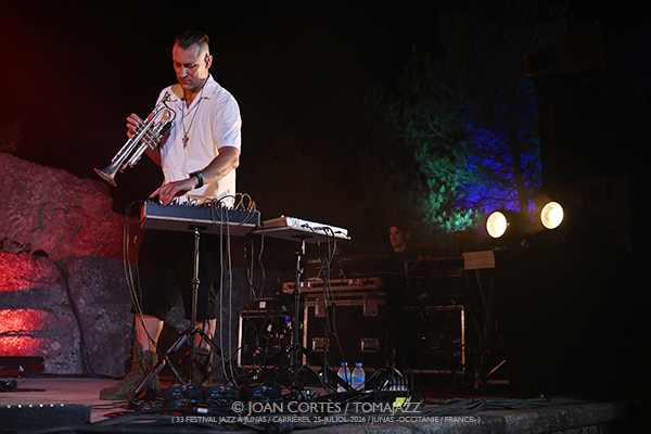 Avishai Cohen Trio / Pink Freud (33 Festival Jazz à Junas, 2026-07-25 / Junas -France-) [05] Por Joan Cortès [INSTANTZZ AKA Galería fotográfica AKA Fotoblog de jazz, impro… y algo más] - Tomajazz - Avishai Cohen Trio y Pink Freud actuaron en el 33 Festival Jazz à Junas 2026. Joan Cortès lo retrata en INSTANTZZ. Con Avishai Cohen, Itay Simhovich, Jeff Ballard, Wojtek Mazolewski, Karol Wieczorek, Adam Milwiw-Baron, Wojtek Zieliński