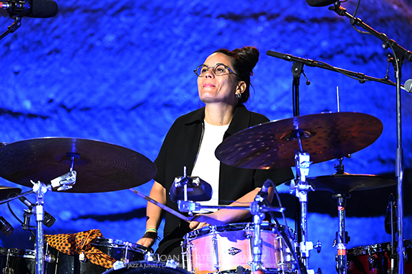 Adam Baldych 4t / Anne Paceo / Duo Brady (33 Festival Jazz à Junas, 2026-07-23 / Junas -France-) [02] Por Joan Cortès [INSTANTZZ AKA Galería fotográfica AKA Fotoblog de jazz, impro… y algo más] - Tomajazz - Adam Baldych 4t / Anne Paceo / Duo Brady actuaron en la jornada del 23 de julio del 33 Festival Jazz à Junas 2026. Joan Cortès lo retrata en INSTANTZZ. Con Michèle Pierre, Paul Colomb, Adam Baldych, Danielle Di Bonaventura, Jacob Karlzon, Michel Bénita, Anne Paceo, Cynthia Abraham, Lilian Millie, Christophe Panzani, Maya Cross, Gautier Toux