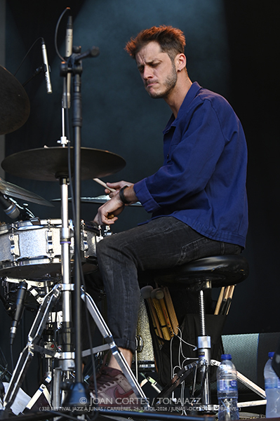 Léon Phal 5t / Motion Trio / GiGiGi (33 Festival Jazz à Junas, 2026-07-24 / Junas -France-) [03] Por Joan Cortès [INSTANTZZ AKA Galería fotográfica AKA Fotoblog de jazz, impro… y algo más] - Tomajazz - Léon Phal 5t / Motion Trio / GiGiGi actuaron en el 33 Festival Jazz à Junas. Joan Cortès lo retrata en INSTANTZZ. Con Anna Bouchet, Teresa Bertoni, Matteo Stefani, Janusz Wojtarowicz, Paweł Baranek, Marcin Gałażyn, Léon Phal, Zacharie Ksyk, Gauthier Toux, Arthur Alard, Rémi Bouyssière
