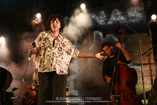 Marion Rampal / Marcin Wasilewski Trio / Prima Canta (33 Festival Jazz à Junas, 2026-07-22 / Junas -Francia-) [01] Por Joan Cortès [INSTANTZZ AKA Galería fotográfica AKA Fotoblog de jazz, impro… y algo más] - Tomajazz - Marion Rampal / Marcin Wasilewski Trio / Prima Canta actuaron en la primera jornada del 33 Festival Jazz à Junas 2026. Joan Cortès lo retrata en INSTANTZZ
