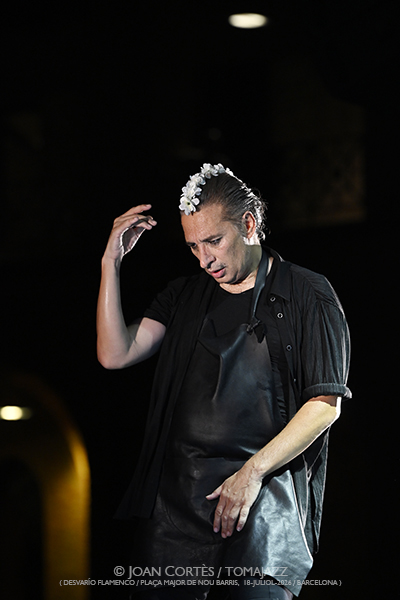 Blasco-Barragán-Maestro / Israel Galván (Desvarío Flamenco/ Plaça Major Nou Barris, 2026-07-18 / Barcelona) [y 3] Por Joan Cortès [Flamencuras AKA INSTANTZZ AKA Galería fotográfica AKA Fotoblog de jazz, impro… y algo más] - Tomajazz - Blasco-Barragán-Maestro e Israel Galván actuaron en (Desvarío Flamenco en la Plaça Major Nou Barris de Barcelona, el 18 de julio de 2026. Joan Cortès lo retrata en las Flamencuras de INSTANTZZ