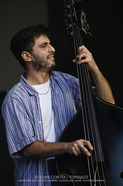 Léon Phal 5t / Motion Trio / GiGiGi (33 Festival Jazz à Junas, 2026-07-24 / Junas -France-) [03] Por Joan Cortès [INSTANTZZ AKA Galería fotográfica AKA Fotoblog de jazz, impro… y algo más] - Tomajazz - Léon Phal 5t / Motion Trio / GiGiGi actuaron en el 33 Festival Jazz à Junas. Joan Cortès lo retrata en INSTANTZZ. Con Anna Bouchet, Teresa Bertoni, Matteo Stefani, Janusz Wojtarowicz, Paweł Baranek, Marcin Gałażyn, Léon Phal, Zacharie Ksyk, Gauthier Toux, Arthur Alard, Rémi Bouyssière