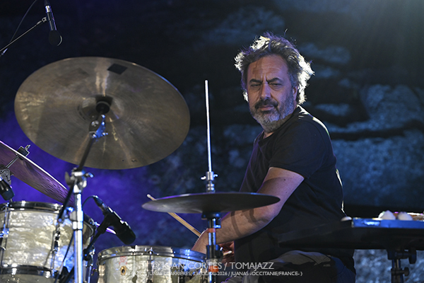 Marion Rampal / Marcin Wasilewski Trio / Prima Canta (33 Festival Jazz à Junas, 2026-07-22 / Junas -Francia-) [01] Por Joan Cortès [INSTANTZZ AKA Galería fotográfica AKA Fotoblog de jazz, impro… y algo más] - Tomajazz - Marion Rampal / Marcin Wasilewski Trio / Prima Canta actuaron en la primera jornada del 33 Festival Jazz à Junas 2026. Joan Cortès lo retrata en INSTANTZZ