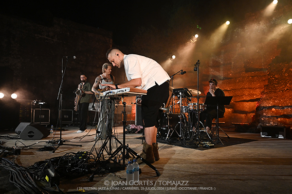 Avishai Cohen Trio / Pink Freud (33 Festival Jazz à Junas, 2026-07-25 / Junas -France-) [05] Por Joan Cortès [INSTANTZZ AKA Galería fotográfica AKA Fotoblog de jazz, impro… y algo más] - Tomajazz - Avishai Cohen Trio y Pink Freud actuaron en el 33 Festival Jazz à Junas 2026. Joan Cortès lo retrata en INSTANTZZ. Con Avishai Cohen, Itay Simhovich, Jeff Ballard, Wojtek Mazolewski, Karol Wieczorek, Adam Milwiw-Baron, Wojtek Zieliński