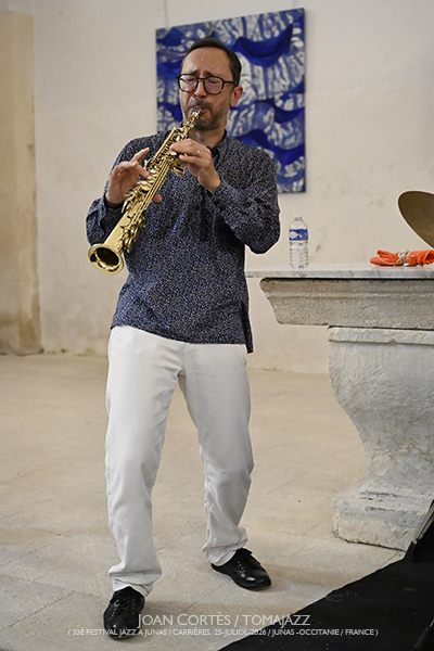 Daniel Humair & Vincenr Lê Quang / Virage-Ravage (33 Festival Jazz à Junas, 2026-07-25 / Junas -France-) [04] Por Joan Cortès [INSTANTZZ AKA Galería fotográfica AKA Fotoblog de jazz, impro… y algo más] - Tomajazz - Daniel Humair (de quien se presentó su biografía) con Vincenr Lê Quang y Virage-Ravage fueron protagonistas en la jornada del 25 de julio del 33 Festival Jazz à Junas 2026. Joan Cortès lo fotografía en INSTANTZZ