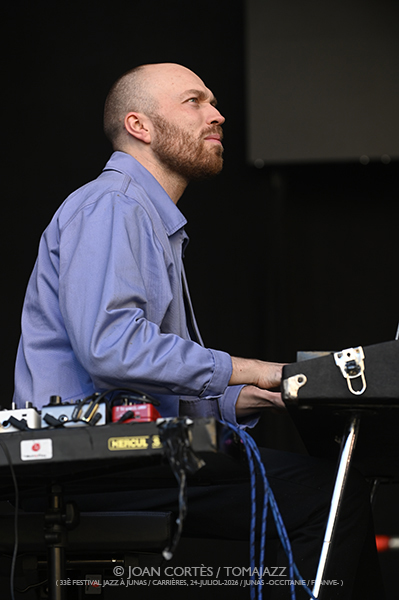 Léon Phal 5t / Motion Trio / GiGiGi (33 Festival Jazz à Junas, 2026-07-24 / Junas -France-) [03] Por Joan Cortès [INSTANTZZ AKA Galería fotográfica AKA Fotoblog de jazz, impro… y algo más] - Tomajazz - Léon Phal 5t / Motion Trio / GiGiGi actuaron en el 33 Festival Jazz à Junas. Joan Cortès lo retrata en INSTANTZZ. Con Anna Bouchet, Teresa Bertoni, Matteo Stefani, Janusz Wojtarowicz, Paweł Baranek, Marcin Gałażyn, Léon Phal, Zacharie Ksyk, Gauthier Toux, Arthur Alard, Rémi Bouyssière