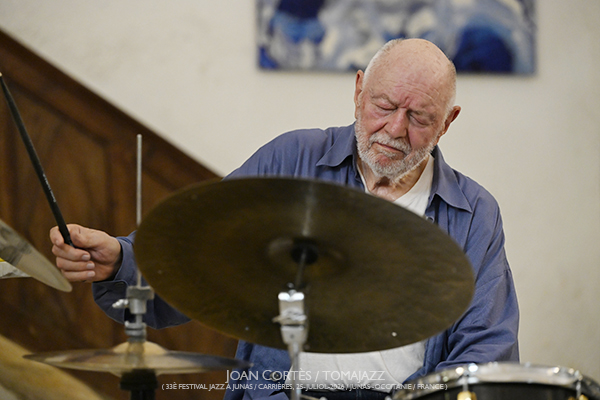Daniel Humair & Vincenr Lê Quang / Virage-Ravage (33 Festival Jazz à Junas, 2026-07-25 / Junas -France-) [04] Por Joan Cortès [INSTANTZZ AKA Galería fotográfica AKA Fotoblog de jazz, impro… y algo más] - Tomajazz - Daniel Humair (de quien se presentó su biografía) con Vincenr Lê Quang y Virage-Ravage fueron protagonistas en la jornada del 25 de julio del 33 Festival Jazz à Junas 2026. Joan Cortès lo fotografía en INSTANTZZ