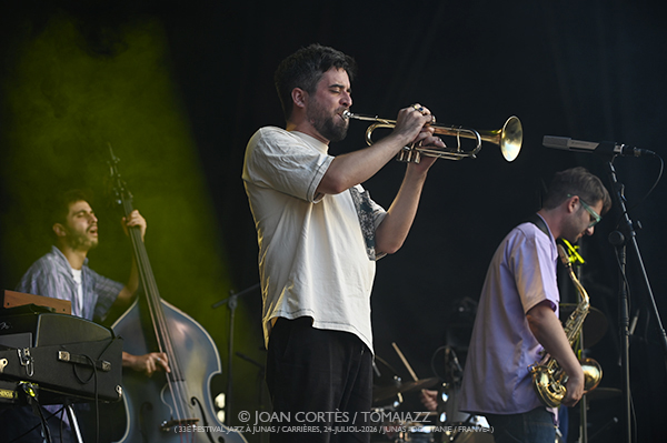 Léon Phal 5t / Motion Trio / GiGiGi (33 Festival Jazz à Junas, 2026-07-24 / Junas -France-) [03] Por Joan Cortès [INSTANTZZ AKA Galería fotográfica AKA Fotoblog de jazz, impro… y algo más] - Tomajazz - Léon Phal 5t / Motion Trio / GiGiGi actuaron en el 33 Festival Jazz à Junas. Joan Cortès lo retrata en INSTANTZZ. Con Anna Bouchet, Teresa Bertoni, Matteo Stefani, Janusz Wojtarowicz, Paweł Baranek, Marcin Gałażyn, Léon Phal, Zacharie Ksyk, Gauthier Toux, Arthur Alard, Rémi Bouyssière