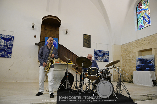 Daniel Humair & Vincenr Lê Quang / Virage-Ravage (33 Festival Jazz à Junas, 2026-07-25 / Junas -France-) [04] Por Joan Cortès [INSTANTZZ AKA Galería fotográfica AKA Fotoblog de jazz, impro… y algo más] - Tomajazz - Daniel Humair (de quien se presentó su biografía) con Vincenr Lê Quang y Virage-Ravage fueron protagonistas en la jornada del 25 de julio del 33 Festival Jazz à Junas 2026. Joan Cortès lo fotografía en INSTANTZZ