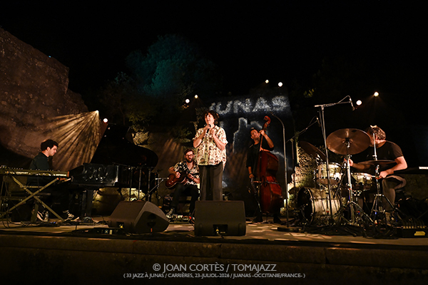 Marion Rampal / Marcin Wasilewski Trio / Prima Canta (33 Festival Jazz à Junas, 2026-07-22 / Junas -Francia-) [01] Por Joan Cortès [INSTANTZZ AKA Galería fotográfica AKA Fotoblog de jazz, impro… y algo más] - Tomajazz - Marion Rampal / Marcin Wasilewski Trio / Prima Canta actuaron en la primera jornada del 33 Festival Jazz à Junas 2026. Joan Cortès lo retrata en INSTANTZZ