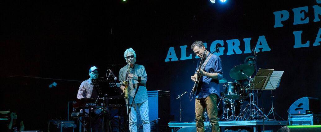 Albert Vila 4tet (feat. Perico Sambeat) (Jazz Alai. Peña Alegría Laurentina, Huesca. 2026-09-12) Por Fabio Galicia [INSTANTZZ AKA Galería fotográfica AKA Fotoblog de jazz, impro… y algo más] - Tomajazz - Albert Vila 4tet (feat. Perico Sambeat) actuó en el Jazz Alai de la Peña Alegría Laurentina de Huesca, el 9 12 de septiembre de 2026. Fabio Galicia lo retrata en INSTANTZZ. Con Albert Vila, Perico Sambeat, Gabriel Casanova, Miguel Ángel Benito