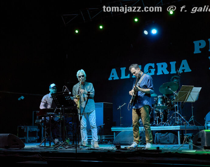 Albert Vila 4tet (feat. Perico Sambeat) (Jazz Alai. Peña Alegría Laurentina, Huesca. 2026-09-12) Por Fabio Galicia [INSTANTZZ AKA Galería fotográfica AKA Fotoblog de jazz, impro… y algo más] - Tomajazz - Albert Vila 4tet (feat. Perico Sambeat) actuó en el Jazz Alai de la Peña Alegría Laurentina de Huesca, el 9 12 de septiembre de 2026. Fabio Galicia lo retrata en INSTANTZZ. Con Albert Vila, Perico Sambeat, Gabriel Casanova, Miguel Ángel Benito