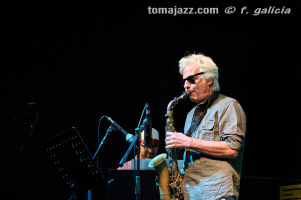 Albert Vila 4tet (feat. Perico Sambeat) (Jazz Alai. Peña Alegría Laurentina, Huesca. 2026-09-12) Por Fabio Galicia [INSTANTZZ AKA Galería fotográfica AKA Fotoblog de jazz, impro… y algo más] - Tomajazz - Albert Vila 4tet (feat. Perico Sambeat) actuó en el Jazz Alai de la Peña Alegría Laurentina de Huesca, el 9 12 de septiembre de 2026. Fabio Galicia lo retrata en INSTANTZZ. Con Albert Vila, Perico Sambeat, Gabriel Casanova, Miguel Ángel Benito