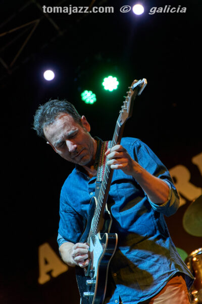 Albert Vila 4tet (feat. Perico Sambeat) (Jazz Alai. Peña Alegría Laurentina, Huesca. 2026-09-12) Por Fabio Galicia [INSTANTZZ AKA Galería fotográfica AKA Fotoblog de jazz, impro… y algo más] - Tomajazz - Albert Vila 4tet (feat. Perico Sambeat) actuó en el Jazz Alai de la Peña Alegría Laurentina de Huesca, el 9 12 de septiembre de 2026. Fabio Galicia lo retrata en INSTANTZZ. Con Albert Vila, Perico Sambeat, Gabriel Casanova, Miguel Ángel Benito