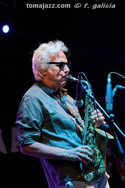 Albert Vila 4tet (feat. Perico Sambeat) (Jazz Alai. Peña Alegría Laurentina, Huesca. 2026-09-12) Por Fabio Galicia [INSTANTZZ AKA Galería fotográfica AKA Fotoblog de jazz, impro… y algo más] - Tomajazz - Albert Vila 4tet (feat. Perico Sambeat) actuó en el Jazz Alai de la Peña Alegría Laurentina de Huesca, el 9 12 de septiembre de 2026. Fabio Galicia lo retrata en INSTANTZZ. Con Albert Vila, Perico Sambeat, Gabriel Casanova, Miguel Ángel Benito