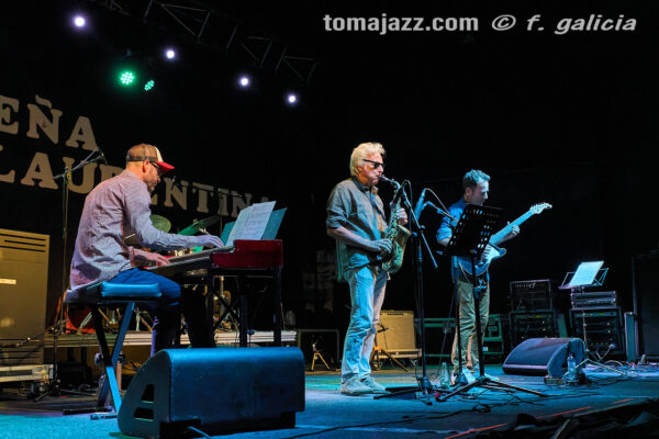 Albert Vila 4tet (feat. Perico Sambeat) (Jazz Alai. Peña Alegría Laurentina, Huesca. 2026-09-12) Por Fabio Galicia [INSTANTZZ AKA Galería fotográfica AKA Fotoblog de jazz, impro… y algo más] - Tomajazz - Albert Vila 4tet (feat. Perico Sambeat) actuó en el Jazz Alai de la Peña Alegría Laurentina de Huesca, el 9 12 de septiembre de 2026. Fabio Galicia lo retrata en INSTANTZZ. Con Albert Vila, Perico Sambeat, Gabriel Casanova, Miguel Ángel Benito