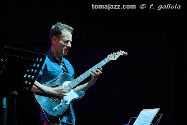 Albert Vila 4tet (feat. Perico Sambeat) (Jazz Alai. Peña Alegría Laurentina, Huesca. 2026-09-12) Por Fabio Galicia [INSTANTZZ AKA Galería fotográfica AKA Fotoblog de jazz, impro… y algo más] - Tomajazz - Albert Vila 4tet (feat. Perico Sambeat) actuó en el Jazz Alai de la Peña Alegría Laurentina de Huesca, el 9 12 de septiembre de 2026. Fabio Galicia lo retrata en INSTANTZZ. Con Albert Vila, Perico Sambeat, Gabriel Casanova, Miguel Ángel Benito