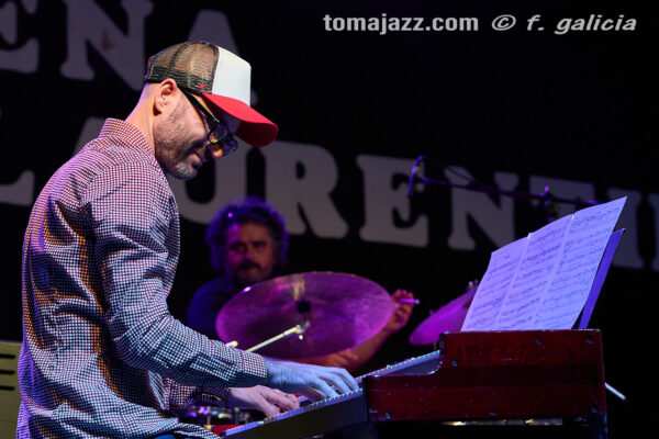 Albert Vila 4tet (feat. Perico Sambeat) (Jazz Alai. Peña Alegría Laurentina, Huesca. 2026-09-12) Por Fabio Galicia [INSTANTZZ AKA Galería fotográfica AKA Fotoblog de jazz, impro… y algo más] - Tomajazz - Albert Vila 4tet (feat. Perico Sambeat) actuó en el Jazz Alai de la Peña Alegría Laurentina de Huesca, el 9 12 de septiembre de 2026. Fabio Galicia lo retrata en INSTANTZZ. Con Albert Vila, Perico Sambeat, Gabriel Casanova, Miguel Ángel Benito