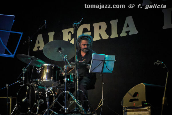 Albert Vila 4tet (feat. Perico Sambeat) (Jazz Alai. Peña Alegría Laurentina, Huesca. 2026-09-12) Por Fabio Galicia [INSTANTZZ AKA Galería fotográfica AKA Fotoblog de jazz, impro… y algo más] - Tomajazz - Albert Vila 4tet (feat. Perico Sambeat) actuó en el Jazz Alai de la Peña Alegría Laurentina de Huesca, el 9 12 de septiembre de 2026. Fabio Galicia lo retrata en INSTANTZZ. Con Albert Vila, Perico Sambeat, Gabriel Casanova, Miguel Ángel Benito